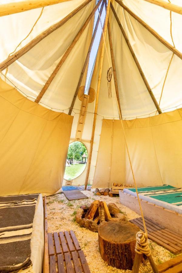 Les Tipis du Bonheur de Vivre Hotel Brûlon Eksteriør billede